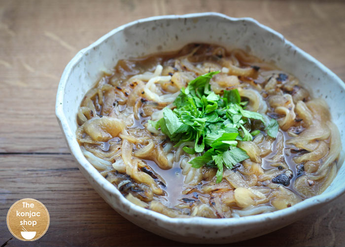 Sopa de cebolla con fideos konjac – 366kcal
