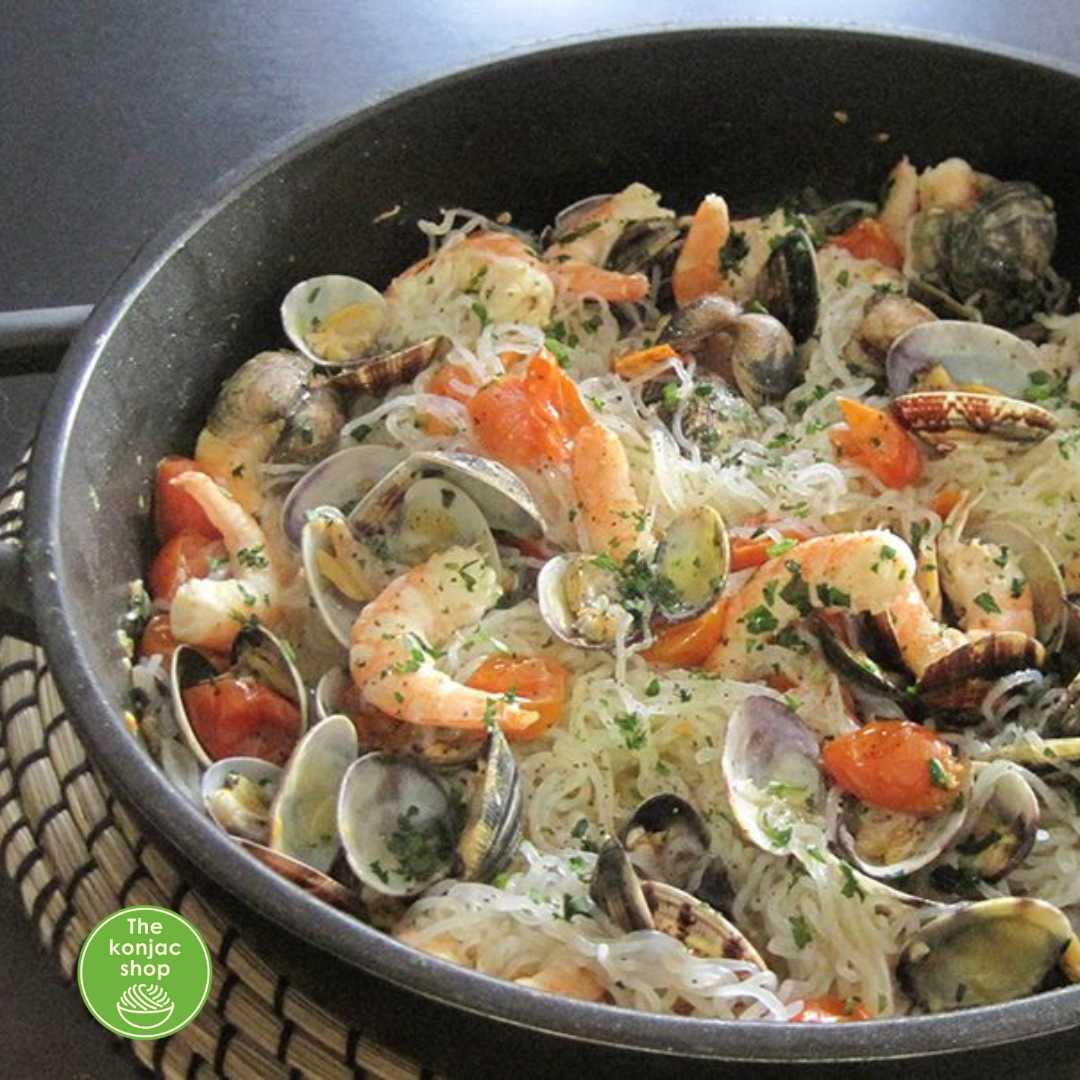 Espaguetis de konjac con langostinos y almejas